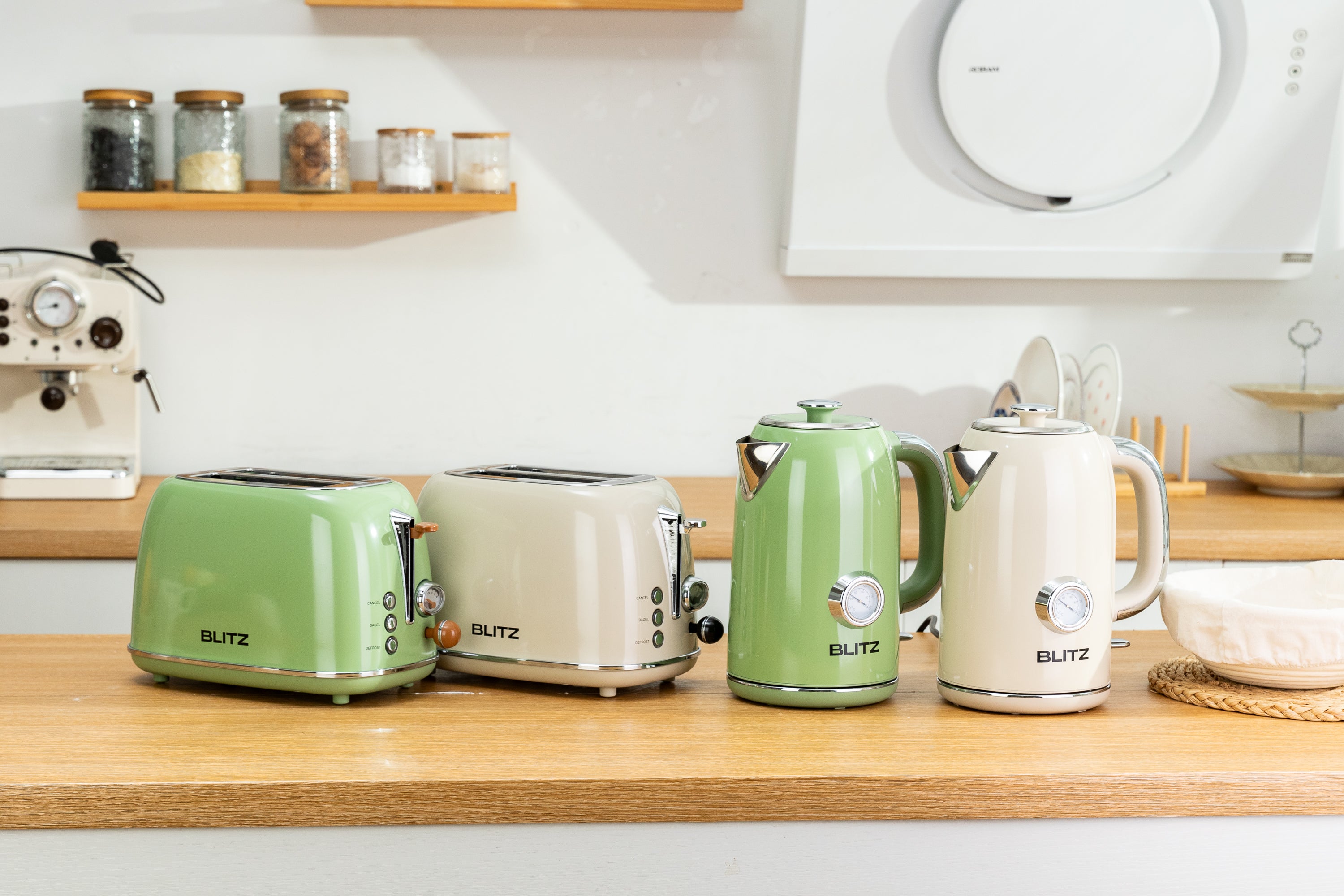 Load video: BLITZ Retro Kettle | Best Vintage Electric Kettle for Retro Kitchen Lovers